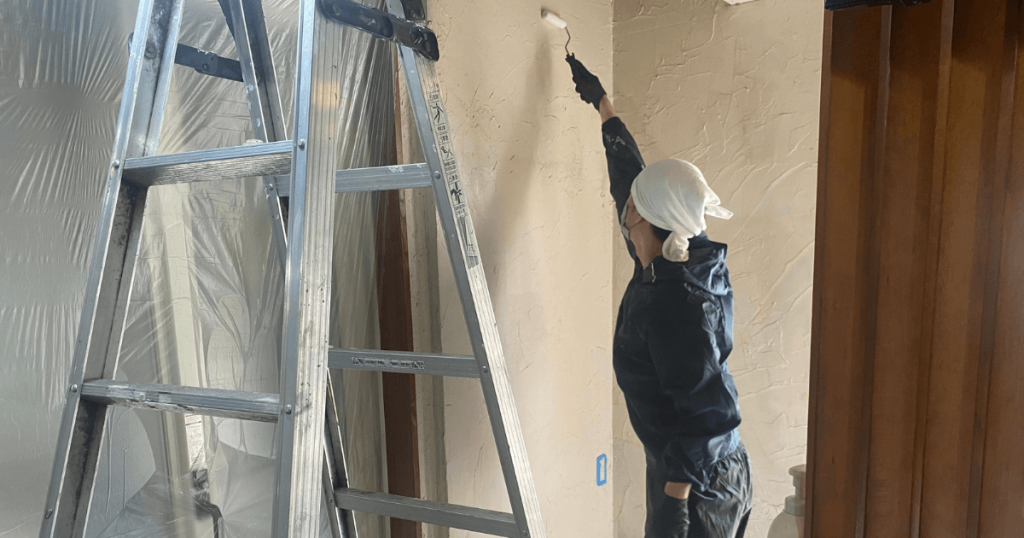 株式会社ReLIFE_横浜市・川崎市の不動産会社様専門の原状回復工事・ハウスクリーニング_壁紙クロスクリーニング施工中の画像2